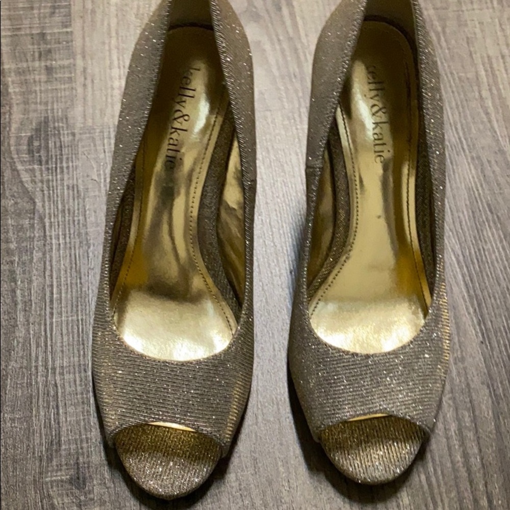 Shoes - Picture 5 of 8